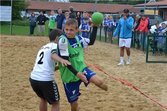 Trotz anfänglichen Regens ließen sich die Handballer nicht stoppen. Bei 50 Teams musste der Veranstalter sogar einen Anmeldestopp für den Geest-Cup aussprechen. Foto: Potreck