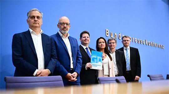 Trotz besserer Wachstumserwartungen blicken führende Ökonomen mit Sorge in die Zukunft.
