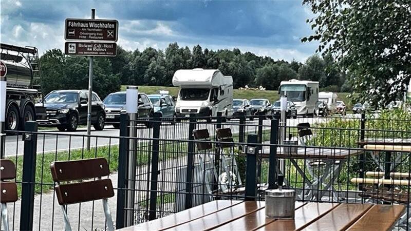 Lkw-Fahrer verursacht hohen Schaden an Fährstraßen-Baustelle Trotz der Bauarbeiten blieb die Elbfähre erreichbar.