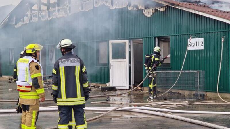 Trotz der Eindämmung des Feuers werden die Löscharbeiten noch mehrere Stunden dauern.