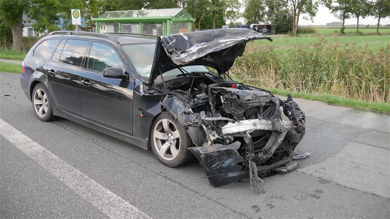 BMW und Audi kollidieren auf B73 – Zwei Verletzte Trotz der Gefahrenbremsung kann der 18-jährige BMW-Fahrer den Zusammenstoß nicht mehr verhindern und fährt mit hoher Wucht auf das Heck des Audi auf.