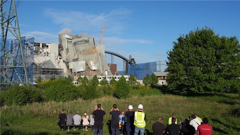 Energiewerke: Elektrolyseur für Moorburg kommt wie geplant Trotz der Probleme bei der Sprengung des Kesselhauses soll der Bau einer Anlage zur Produktion von grünem Wasserstoff wie geplant Mitte des Jahres beginnen. (Archivbild)