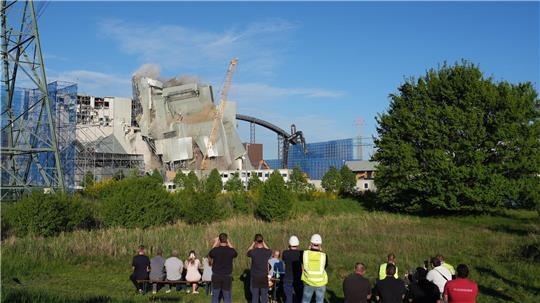 Trotz der Probleme bei der Sprengung des Kesselhauses soll der Bau einer Anlage zur Produktion von grünem Wasserstoff wie geplant Mitte des Jahres beginnen. (Archivbild)