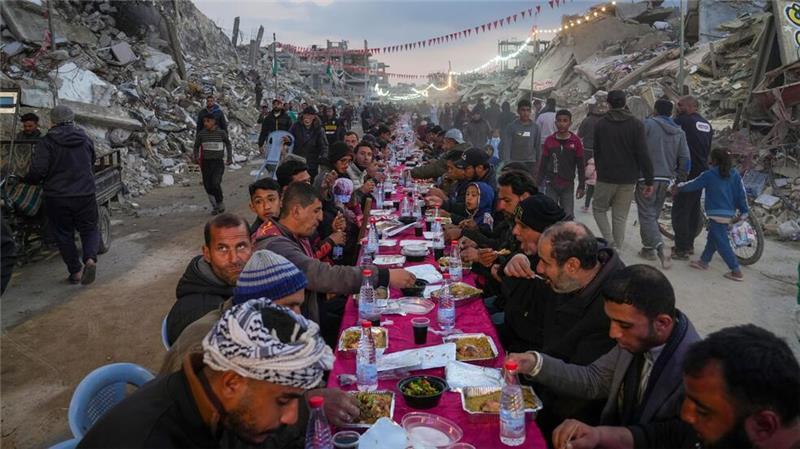 Israel stoppt nach Waffenruhe-Ende Einfuhren in Gazastreifen Trotz der Zerstörungen versuchen viele Menschen in Gaza, den muslimischen Fastenmonat Ramadan einigermaßen würdig zu feiern.
