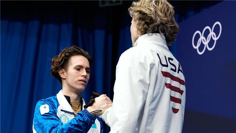 Trotz der großen Enttäuschung gratulierte Ilia Malinin (r) dem Olympiasieger Michail Schaidorow fair.