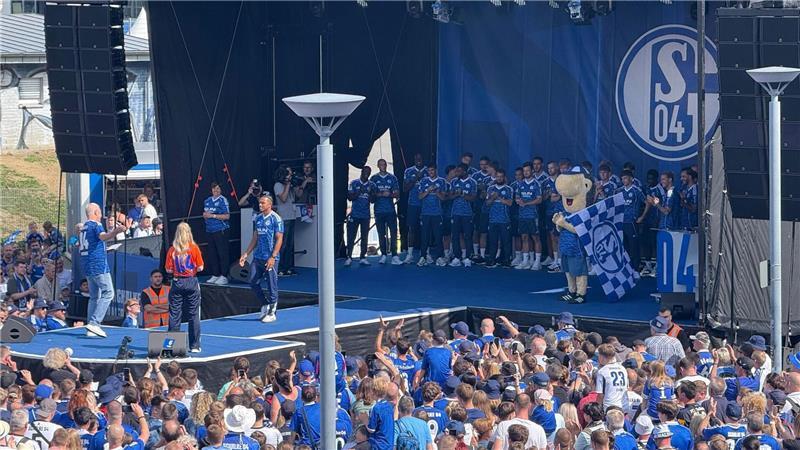 Schalker „Wahnsinn“: Wendepunkt mit Baumann und Muslic? Trotz der schlechtesten Saison der Vereinsgeschichte bekam der Kader viel Applaus.