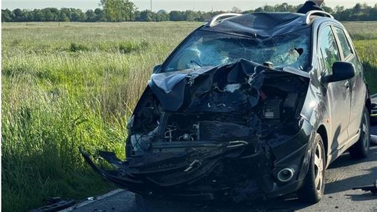 Trotz der schnellen Hilfe von Feuerwehr, Rettungsdienst und eines Rettungshubschraubers verstarb am Mittwoch ein Motorradfahrer bei einem schweren Unfall, an dem auch ein Autofahrer beteiligt gewesen war: Dessen Fahrzeug wurde schwer beschädigt, der Mann erlitt einen Schock.