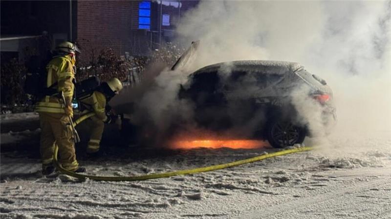 Wieder brennt in Stade ein Auto lichterloh – Sauna-Brand in Harsefeld Trotz der schnellen Reaktion gleicht der Wagen einem Totalschaden.