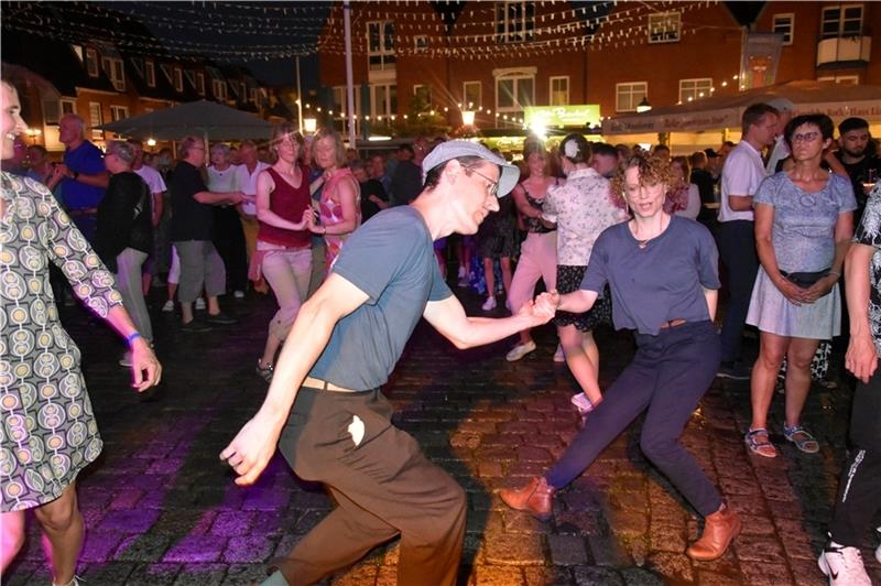 Beim Buxtehuder Weinfest fließt nicht nur Weißwein in Strömen Trotz des Regens: Die Buxtehuder lassen sich nicht abhalten und feiern bis tief in die Nacht. Fotos: Felsch