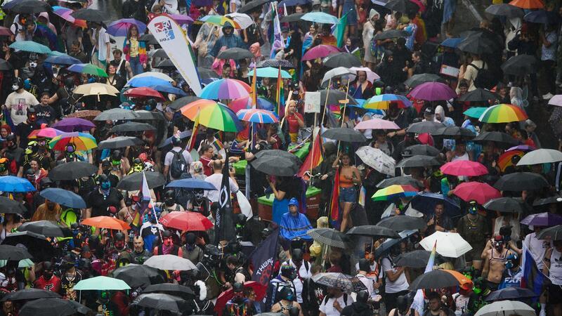 Berliner Pride friedlich - Ärger bei „Queers for Palestine“ Trotz des Regens war die Stimmung beim CSD in Berlin gut.