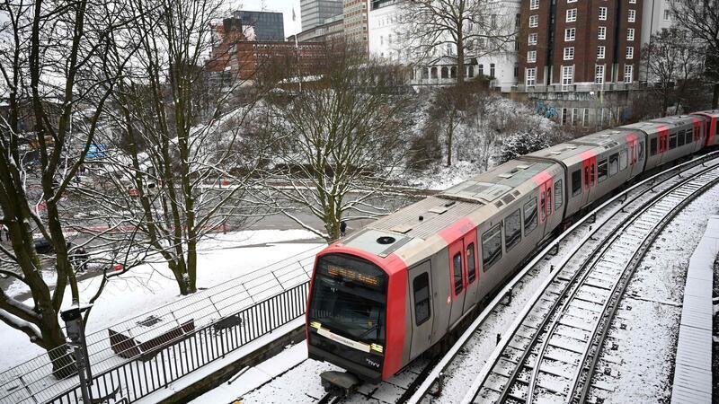 Trotz des Warnstreiks bei der Hamburger U-Bahn und Teilen der Hochbahn-Busflotte gilt für die Schülerinnen und Schüler eine Präsenzpflicht. (Archivbild)