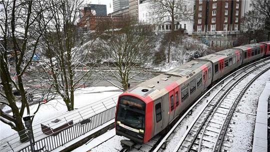 Trotz des Warnstreiks bei der Hamburger U-Bahn und Teilen der Hochbahn-Busflotte gilt für die Schülerinnen und Schüler eine Präsenzpflicht. (Archivbild)