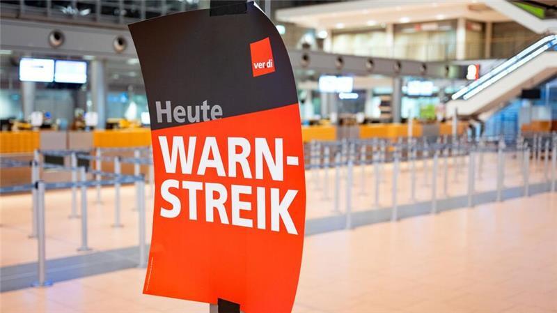 Warnstreik in Hamburg - Keine Fähre fährt, Flüge fallen aus Trotz des Warnstreiks soll es am Flughafen in Hamburg kaum Auswirkungen geben. Flüge nach München sind gestrichen, weil dort auch gestreikt wird.