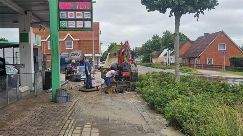 Wasserrohrbruch: B73 in Hemmoor geflutet Trotz des Wasserrohrbruchs blieb die Ein- und Ausfahrt zur Raiffeisentankstelle mit nur geringen Einschränkungen passierbar.