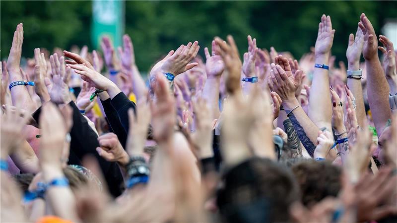 Festivaltag zwei: Regen bei Rock im Park, Wolken am Ring Trotz des Wetters ließen sich die Besucherinnen und Besucher die Laue nicht verderben.