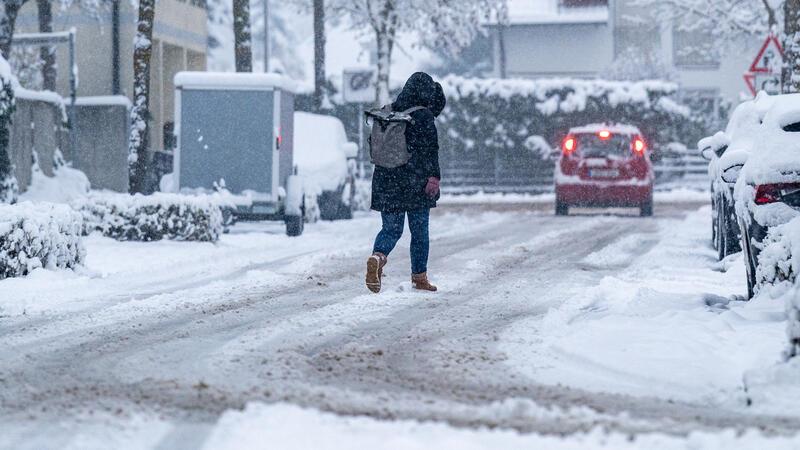 Trotz des anhaltend frostigen Wetters mit Schneefall und Glätte ist es auf den Straßen im Norden in der Nacht zum Montag ruhig geblieben.