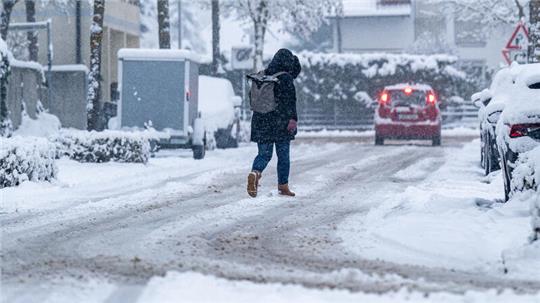 Trotz des anhaltend frostigen Wetters mit Schneefall und Glätte ist es auf den Straßen im Norden in der Nacht zum Montag ruhig geblieben.