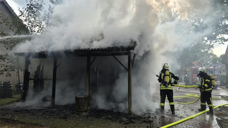 Schuppen in Oldendorf steht in Flammen – Feuer gibt Rätsel auf Trotz des schnellen Eingreifens der Feuerwehr konnte der Unterstand nicht gerettet werden.