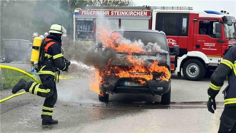 Eienr Feuerwehrmann der Feuerwehr Steinkirchen löscht 