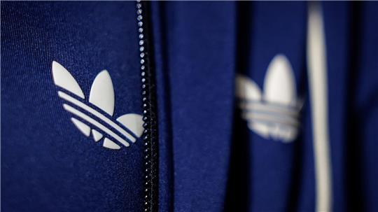 Trotz einer komplizierten Weltlage hat der Sportartikelkonzern Adidas eines der besten Quartale der Firmengeschichte hingelegt (Archivbild). 