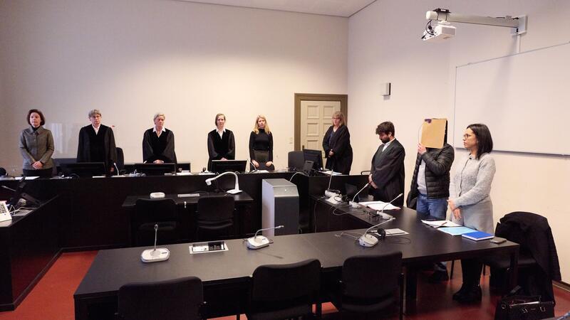 Trotz eines Annäherungsverbotes soll der Angeklagte sein Opfer angegriffen und mit elf Messerstichen getötet haben.