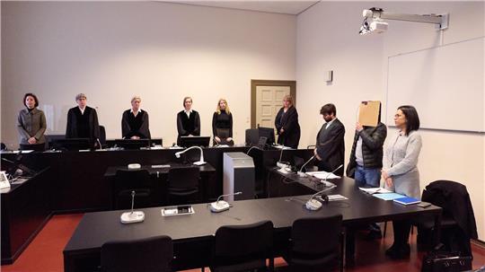 Trotz eines Annäherungsverbotes soll der Angeklagte sein Opfer angegriffen und mit elf Messerstichen getötet haben. (Archivbild)