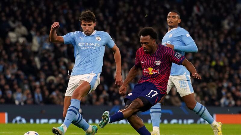 Leipzig reist wieder mit Frust aus Manchester ab Trotz eines Doppelpacks von Lois Openda (M) muss sich der RB Leipzig gegen Manchester City geschlagen geben.