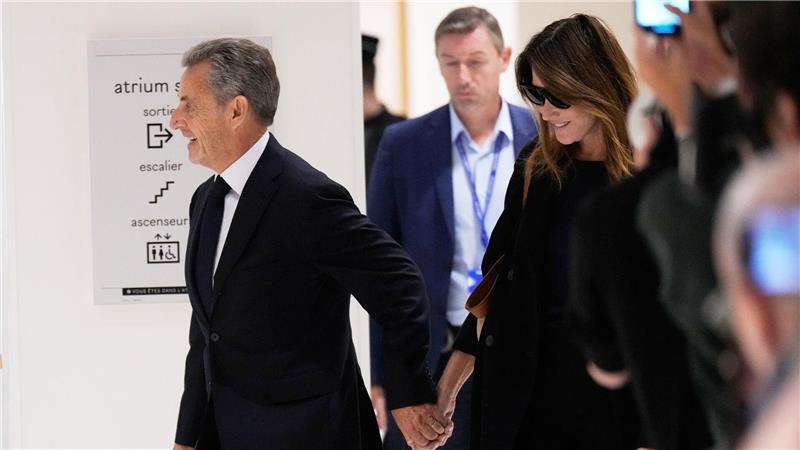 Trotz eines teilweisen Freispruchs erhält Sarkozy eine harte Strafe.