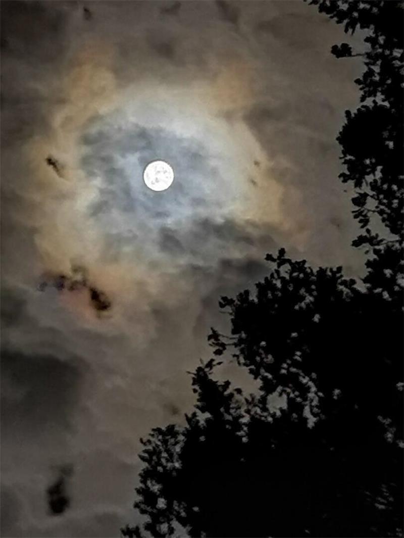 Supermond über dem Landkreis Stade: Das sind die besten Leserfotos Trotz einiger Wolken ist Facebook-Nutzerin Christina Ch dieser tolle Schnappschuss gelungen.