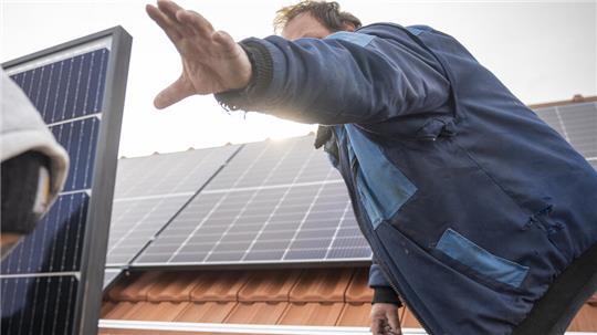 Trotz hoher Anzahlung seien Solarmodule nicht oder nur unvollständig geliefert worden.