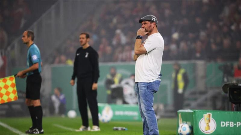Trotz kühler Temperaturen wieder nur im T-Shirt: Hamburgs Trainer Steffen Baumgart.