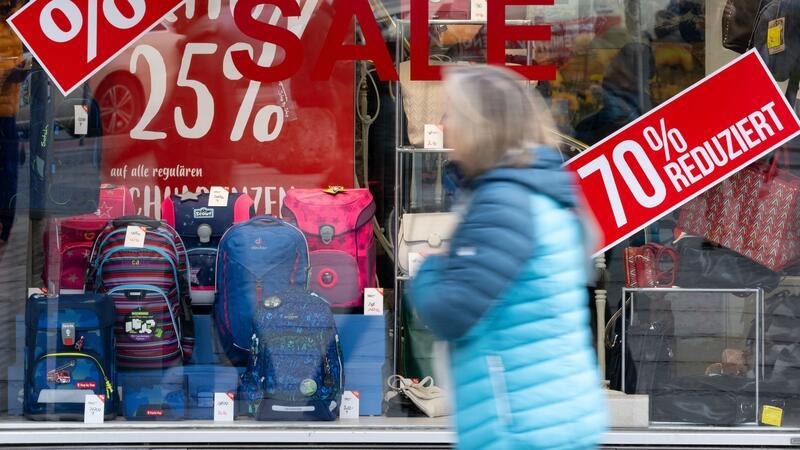 Trotz nachlassender Inflation achten die Verbraucher stark auf die Preise.