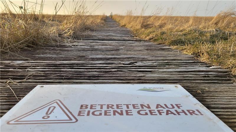 Trotz seiner Altersschwäche ist der FKK-Badesteg am Grünstrand von Cappel-Neufeld derzeit nicht gesperrt. Die Gemeinde weist jedoch darauf hin, dass Spaziergänger ihn „auf eigene Gefahr“ betreten.