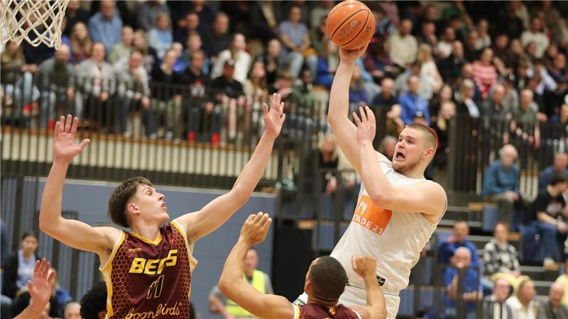 Trotz seiner starken Physis hat es Vytautas Meistas schwer unter dem Korb.