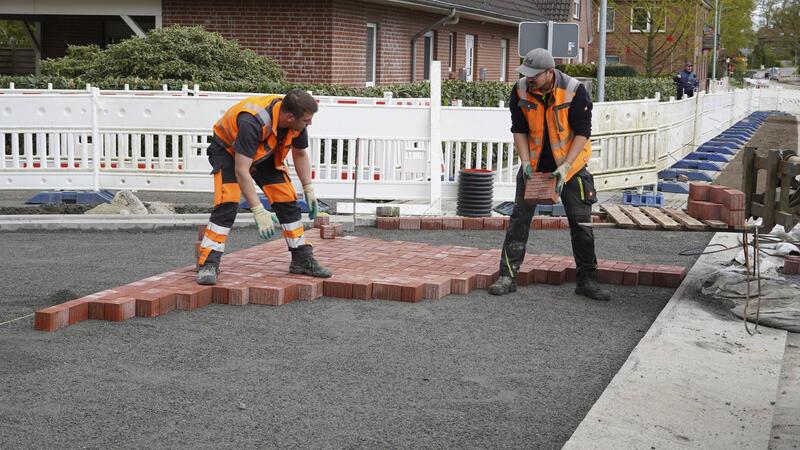 Trotz teurer Untersuchungen: Im Untergrund der Straße offenbarte sich schädliches Material.