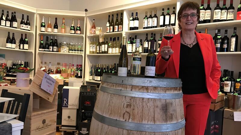 Stader Vinothek schließt: Wie viele Weinläden verträgt die Stadt? Trotz treuen Kundenstamms trennt sich Monika Schmücker-Reich von ihrer Vinothek in Stade.