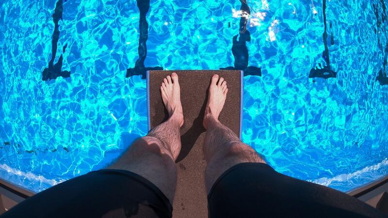 Trotz umgehender Erste-Hilfe-Maßnahmen starb der 23-Jährige im Freibad. (Symboldbild)