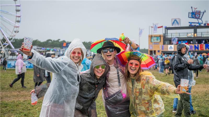 Deichbrand-Festival: Mega-Panne bei Tokio-Hotel-Auftritt Trotz verregnetem Wetter lassen sich die Deichbrand-Besucher nicht die Laune verderben. Foto: Arnd Hartmann