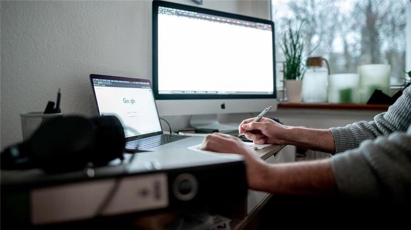 Trotz vieler Stunden im Homeoffice fühlen sich die meisten Beschäftigten nicht einsamer als im Büro.