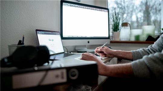 Trotz vieler Stunden im Homeoffice fühlen sich die meisten Beschäftigten nicht einsamer als im Büro.