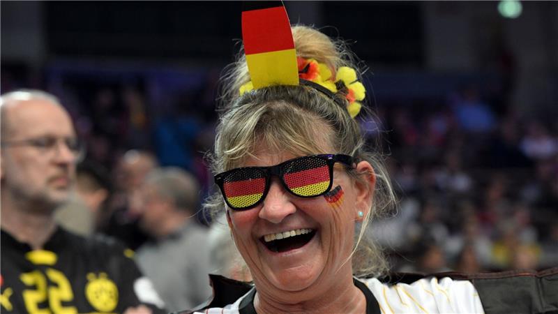 Viertelfinale in Sicht: DHB-Frauen feiern nächste WM-Party Trotz vieler leerer Plätze: gute Stimmung bei den deutschen Fans.