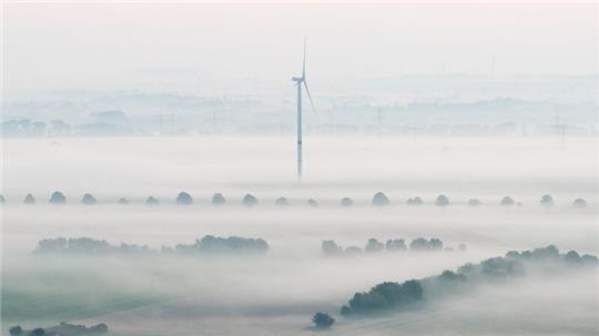 Trübe Sicht auf die Energiewende: Einer Umfrage der Industrie- und Handelskammern zufolge bremsen hohe Kosten und Bürokratie viele Unternehmen aus. (Archivbild)