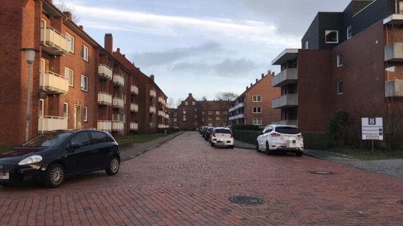 Blutiges Verbrechen in Cuxhaven: 56-Jähriger in der eigenen Nachbarschaft getötet Trügerische Idylle am Morgen danach. Die Stelle, an der der Mann aufgefunden wurde, ist von Mehrfamilienhäusern gesäumt.