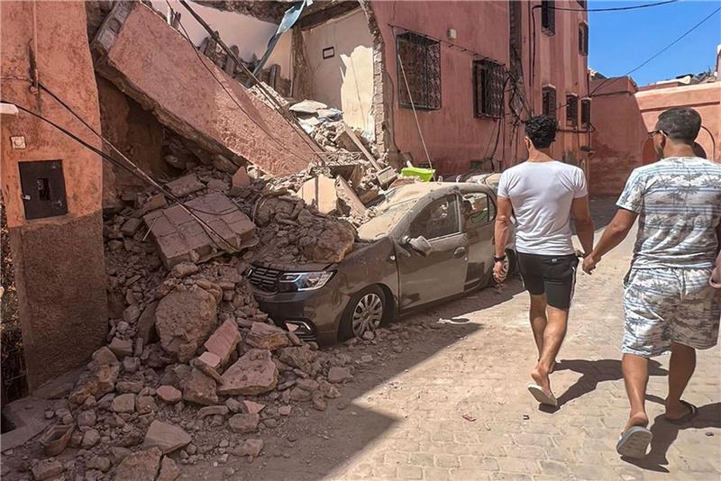 Erdbeben in Marokko: Zahl der Toten steigt auf mehr als 2000 Trümmer auf einer Straße in Marrakesch.