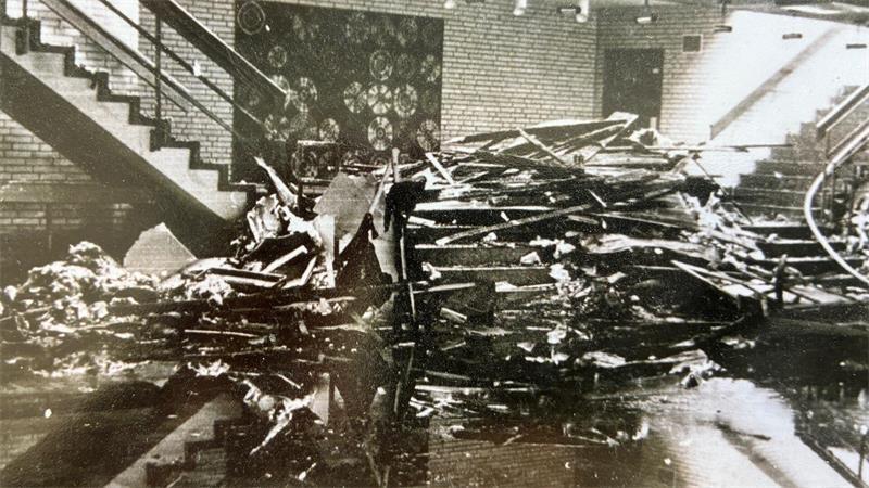 Die kleine Hand des Täters: 1974 brannte die Himmelpfortener Schule Trümmer der Dachkonstruktion liegen nach dem Großfeuer in der Nacht vom 30. auf den 31. Mai 1974 in der zerstörten Schule.