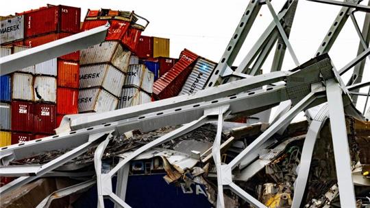 Trümmer der Francis Scott Key Bridge liegen auf dem Containerschiff „Dali“.