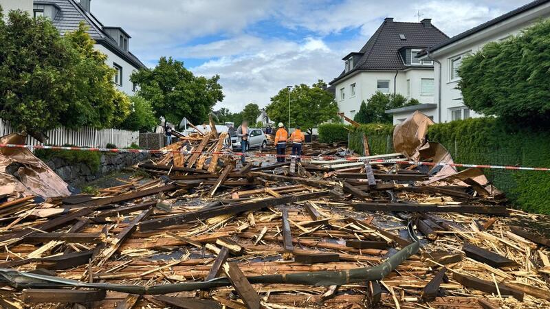 Aufräumarbeiten nach möglichem Tornado in Hagen Trümmer des Kirchturmdaches liegen auf der Straße: Der Dachstuhl wurde nun völlig zerstört.