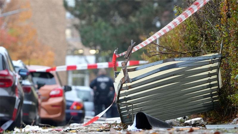 Hausexplosion in Regensburg: Leiche geborgen Trümmer flogen bis auf den Gehweg.