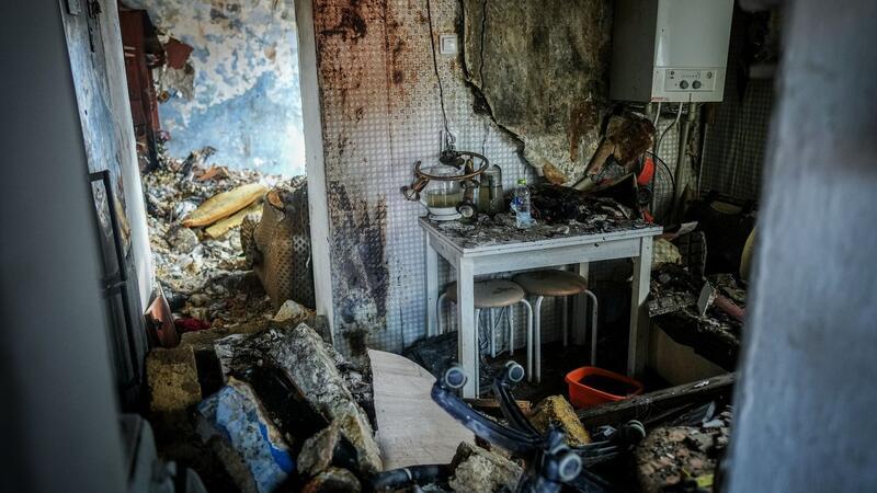 Drohnenjagd und Trümmerbergung: Odessa im Krieg Trümmer liegen nach einem nächtlichen Drohnenangriff in einem zerstörten Hauses in Odessa.