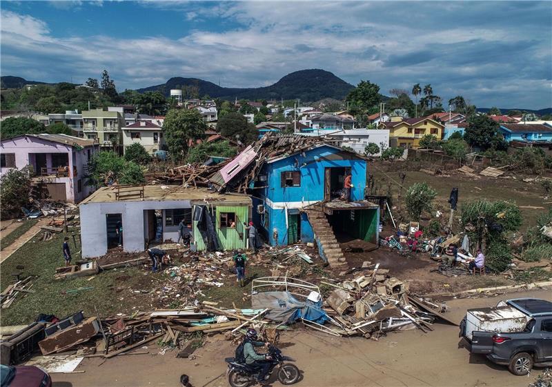 Trümmer liegen vor zerstörten Häuser in Roca Sales im brasilianischen Bundesstaat Rio Grande do Sul.